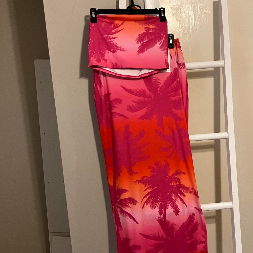 No Boundaries NWT Medium 2 Piece Tube Top and Skirt Set Pink Tropical Palm Rree